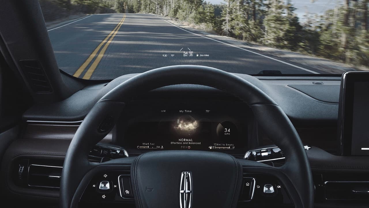 También regresa la misma
<b> instrumentación digital </b>que conocimos en la Lincoln Navigator y los 
<b>instrumentos proyectados en el parabrisas</b>, en la de las mejor aplicación de esta tecnología que hemos visto.