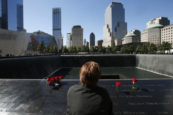 Una mujer se encuentra en el borde de la piscina norte en el sitio del World Trade Center. Foto del 2012.
