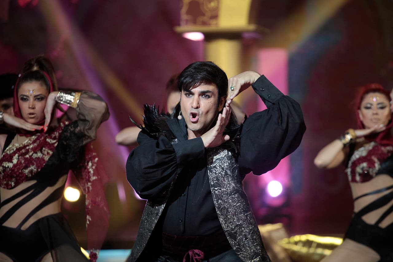 El juez agregó un poco de maquillaje en los ojos para acentuar la mirada sensual que requería el tema.