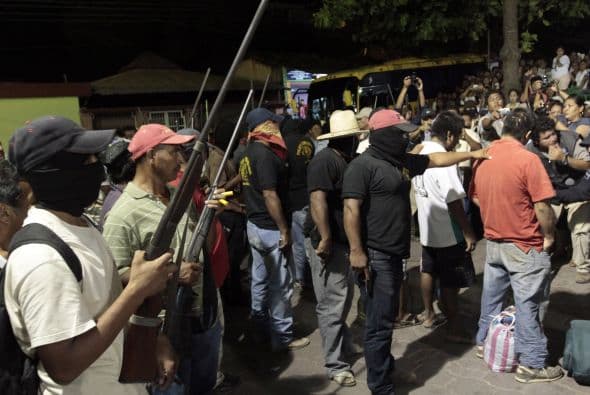 De acuerdo con El Universal, los manifestantes de Oaxaca externaron su hartazgo social y se sumaron a la iniciativa de comunidades de Guerrero, quienes cansados por la inseguridad conformaron su propio cuerpo de seguridad.