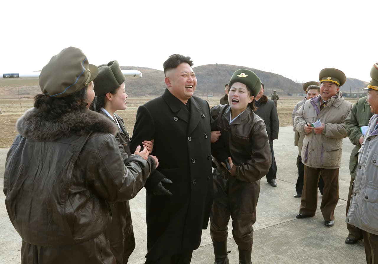 Damas del ejercito se acercan a Kim Jong Un durante unas pruebas de armamento. Foto sin fecha publicada por la Agencia Central de Noticias de Corea del Norte.