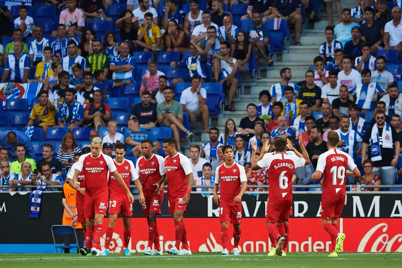 En Sevilla tendría socios importantes como Jesús Navas y Sergio Reguilón en los carriles y Éver Banega o Joan Jordán en el centro del campo, además de extremos con tendencia interior como Nolito o Rony Lopes.