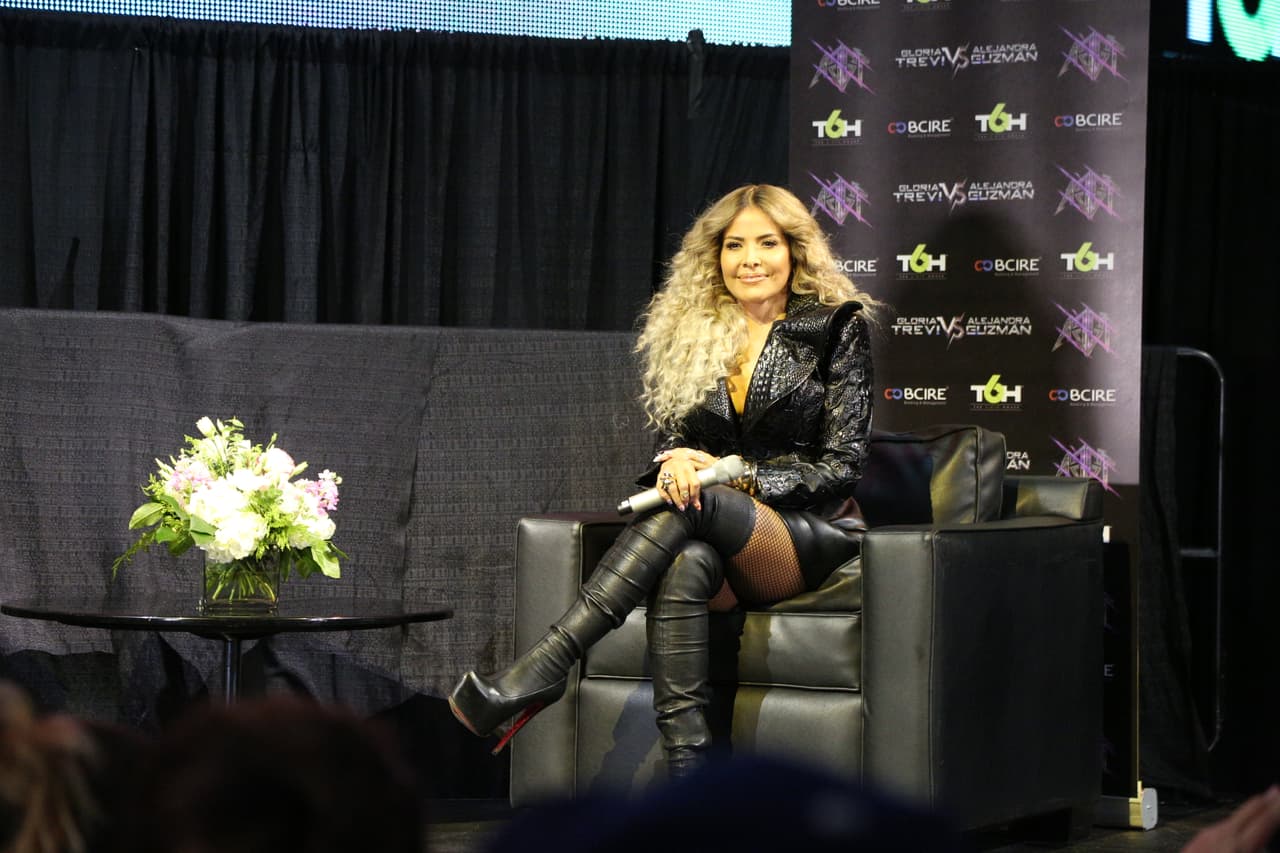Alejandra Guzmán y Gloria Trevi respondieron a las preguntas de los medios que se dieron cita en la ciudad angelina para platicar acerca de su gira 'Versus'.