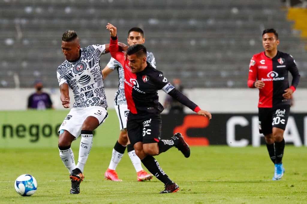 Tras la expulsión de Angulo (26’), los rojinegros jugaron con 10 hombres gran parte del cotejo. Henry Martin (39’) abrió el marcador desde el manchón penal. Hacia el final del juego, apareció Richard Sánchez (90+4’) para sellar el resultado. En la J8, América recibirá al Pachuca, mientras que Atlas visitará Toluca.