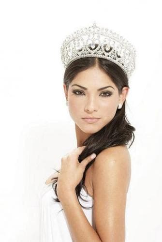 Alejandra Espinoza se ha convertido en una de las artistas favoritas del público de habla hispana desde que ganó la primera corona de Nuestra Belleza Latina en 2007.