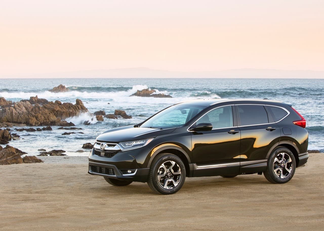 <b>SUV compacta:</b> 
<b><a href="http://www.univision.com/noticias/a-bordo/honda-cr-v-2017-prueba-a-bordo-completa-video" target="_blank">Honda CR-V </a></b>
<br>
<br>Esta eterna favorita de Honda no sólo domina las ventas de las SUVs y crossovers compactas sino que también es la que ejerce mayor poder de atracción sobre sus dueños. Su nueva generación presentada este año está siendo tan o más popular que cualquiera de sus antecesoras.
<br>
<br>Finalistas:
<br>- Nissan Rogue
<br>- Buick Envision