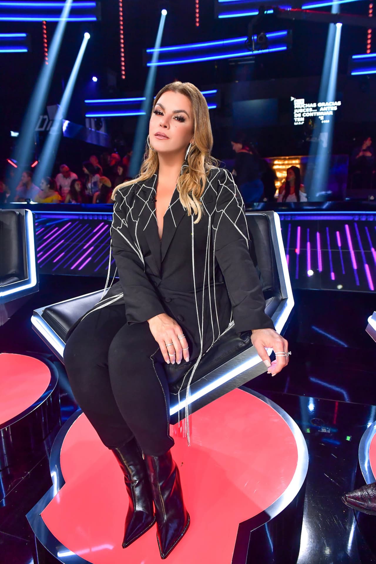 "La combinación de negro con brillo", explicó su estilista Pamela García, "es para traer un poco de rock al show con un estilo moderno y a la vez elegante".