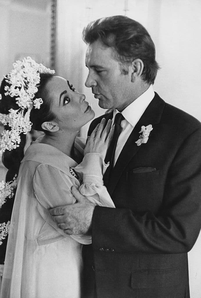 Pero si alguien tenía maestría en el tema de los matrimonios fue 
<b>Liz Taylor</b>, que falleció en 2011. En total se casó ocho veces: Conrad Hilton (1950-1951), Michael Wilding (1952-1957), Mike Todd (1957-1958), Eddie Fisher (1959-1964), 
<b>Richard Burton</b> (1964-1974 y 1975-1976), John Warner (1976-1982) y Larry Fortensky (1991-1996).