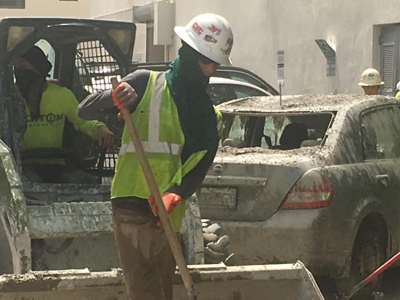 La construcción se encuentra en Alton Road con la calle 17, estaban vertiendo un cemento líquido, cuando éste cayó sobre los autos. Milagrosamente nadie resultó herido. El reporte de las autoridades indica que solo se trató de daños materiales.
<br>