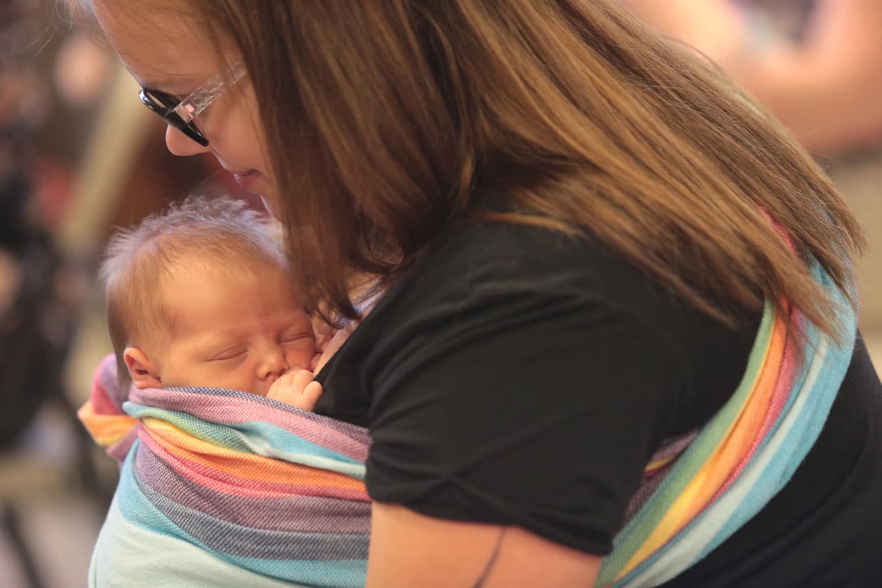 En EEUU 80% de los bebés son amamantados en un comienzo, pero 6 de cada 10 madres que amamantan dejan de hacerlo antes de lo que planeaban, de acuerdo a los CDC.
<br>