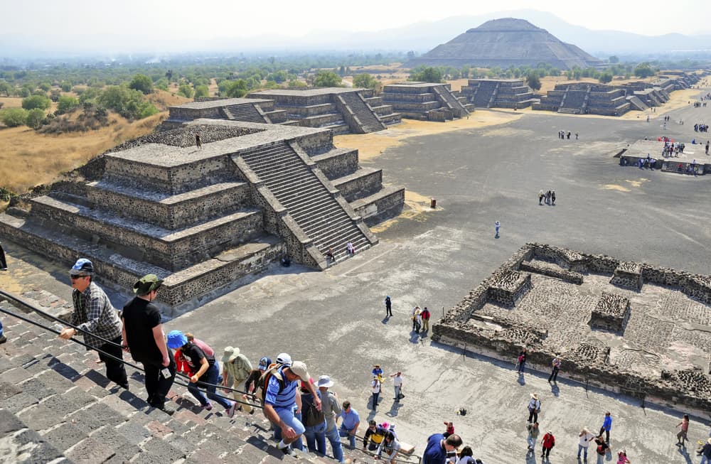 También se celebran festejos en las Pirámides de Teotihuacán y Yucatán en México, en Machu Picchu, Perú, y otros sitios similares. En muchos pueblos europeos se asocia con el fuego y la noche de San Juan, pues según la tradición era la forma de darle más fuerza al Sol.