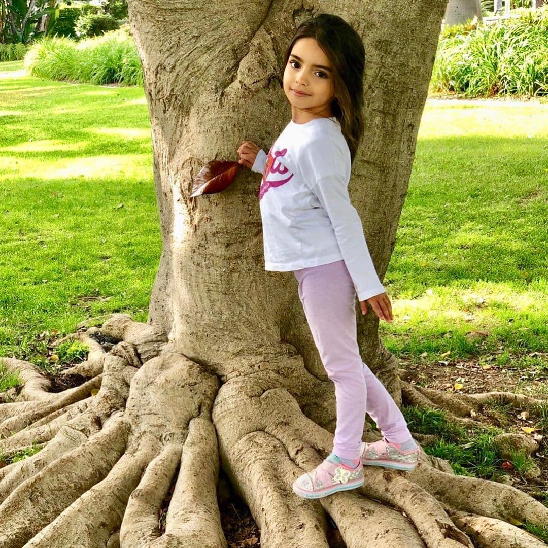 La más pequeña de los Derbez, Aitiana, cada día confirma su parecido al papá.