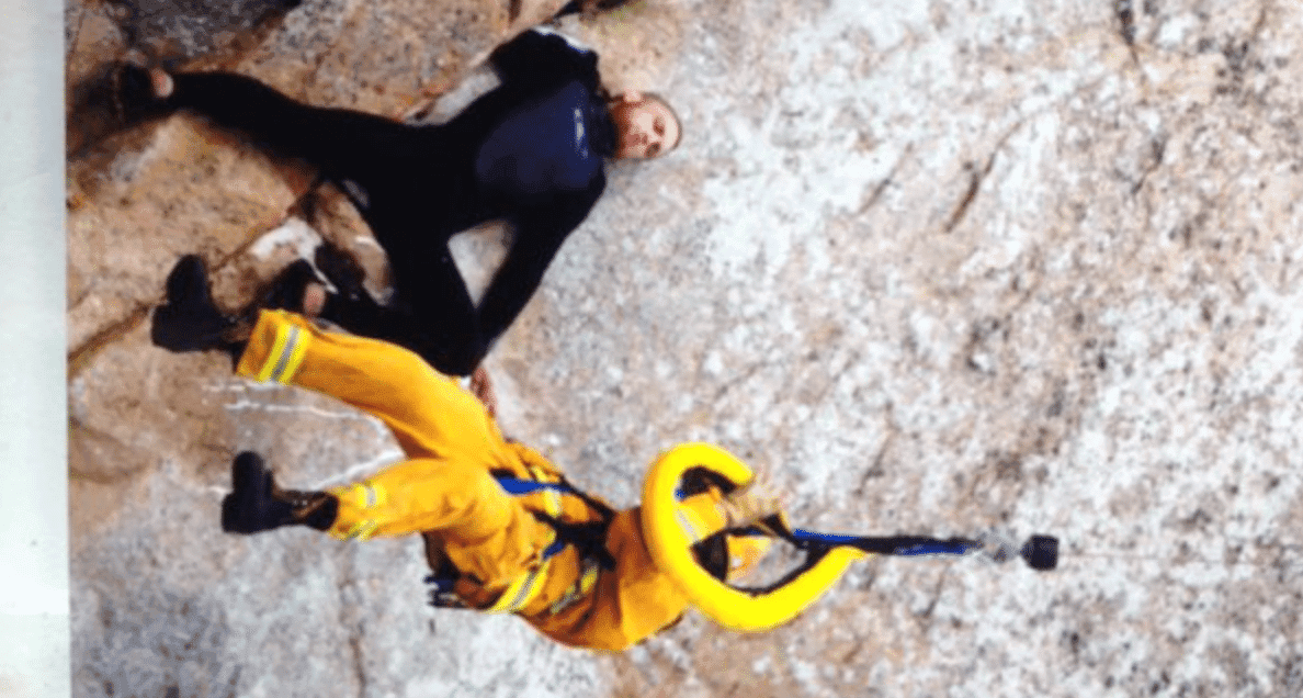 En un derroche de creatividad, este enamorado novio le propuso a su novia que se casaran, justo en medio de escalar una montaña. La pareja quedó atrapada y necesitó ayuda de las autoridades forestales.