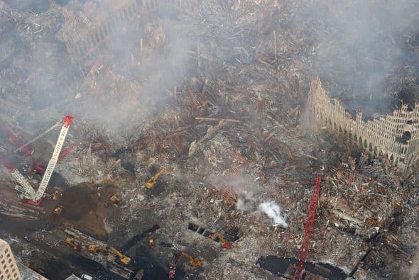 El 11 de septiembre Estados Unidos fue víctima de horrendos ataques terroristas: Al Qaeda secuestró e impactó cuatro aviones contra varios objetivos y que causaron la muerte y destrucción, siendo el episodio que precedería a la guerra de Afganistán y a la adopción por el Gobierno estadounidense y sus aliados de la política denominada de Guerra contra el terrorismo. Los atentados fueron cometidos por diecinueve miembros de la red yihadista Al-Qaida,1 divididos en cuatro grupos de secuestradores, cada uno de ellos con un terrorista piloto que se encargaría de pilotar el avión una vez ya reducida la tripulación de la cabina. Los aviones de los vuelos 11 de American Airlines y 175 de United Airlines fueron los primeros en ser secuestrados, siendo ambos estrellados contra las dos torres gemelas del World Trade Center, el primero contra la torre Norte y el segundo poco después contra la Sur, provocando que ambos rascacielos se derrumbaran en las dos horas siguientes.2 3 El tercer avión secuestrado pertenecía al vuelo 77 de American Airlines y fue empleado para ser impactado contra una de las fachadas del Pentágono, en Virginia. El cuarto avión, perteneciente al vuelo 93 de United Airlines, no alcanzó ningún objetivo al resultar estrellado en campo abierto, cerca de Shanksville, en Pensilvania, tras perder el control en cabina como consecuencia del enfrentamiento de los pasajeros y tripulantes con el comando terrorista.