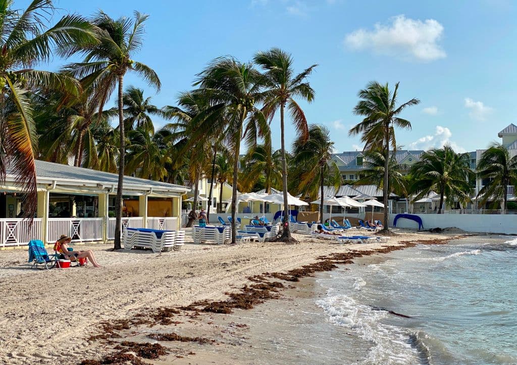 Las autoridades locales habían protestado porque la alcalaba, puesta para controlar el narcotráfico y el contrabando, provocó largas filas en la US 1 y eso se dejó sentir en el turismo, principal fuente de ingresos de los Cayos. La Patrulla Fronteriza se negó a retirarla.