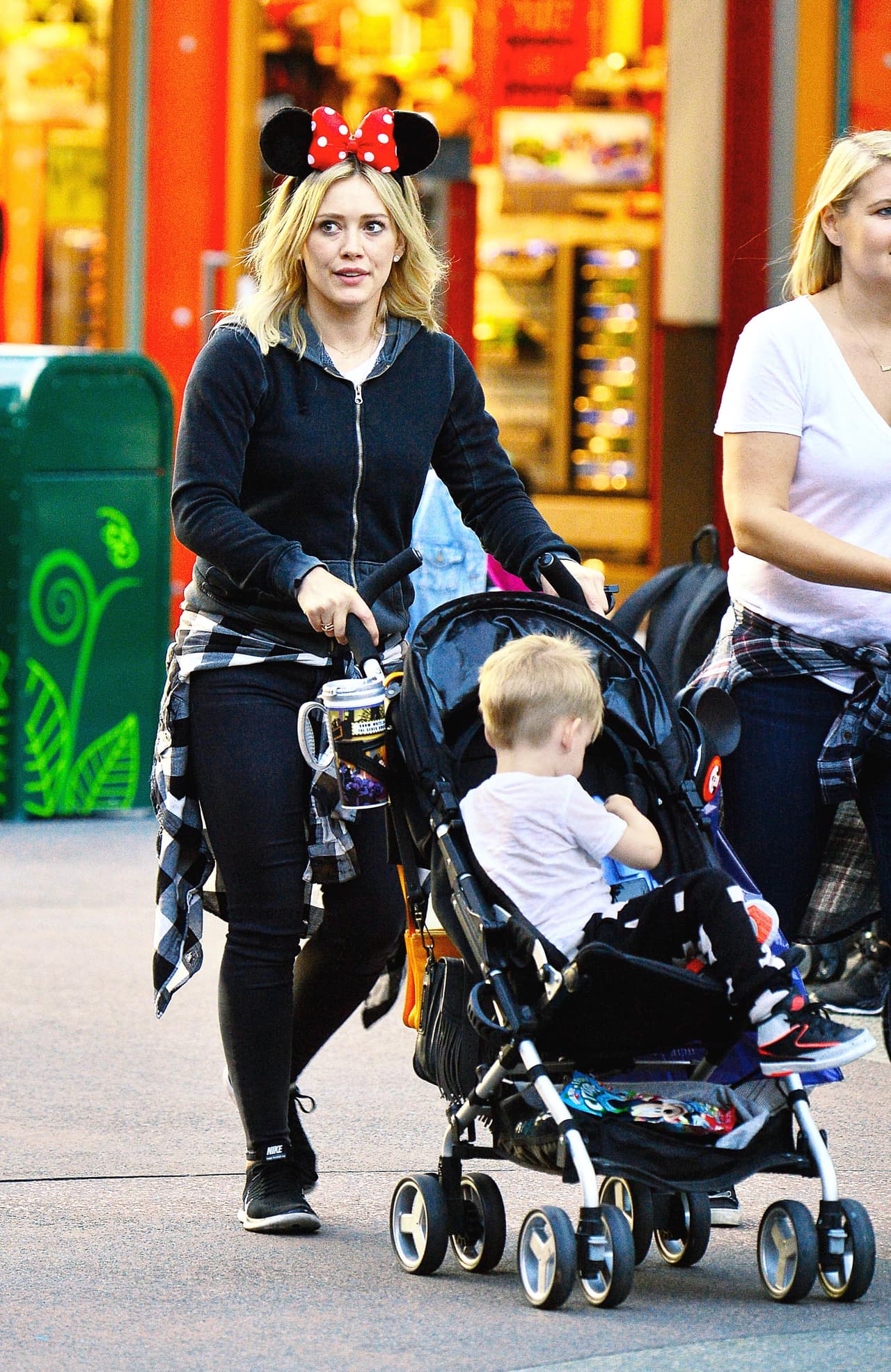Ella lució sonriente con las típicas orejas de "Minnie Mouse".