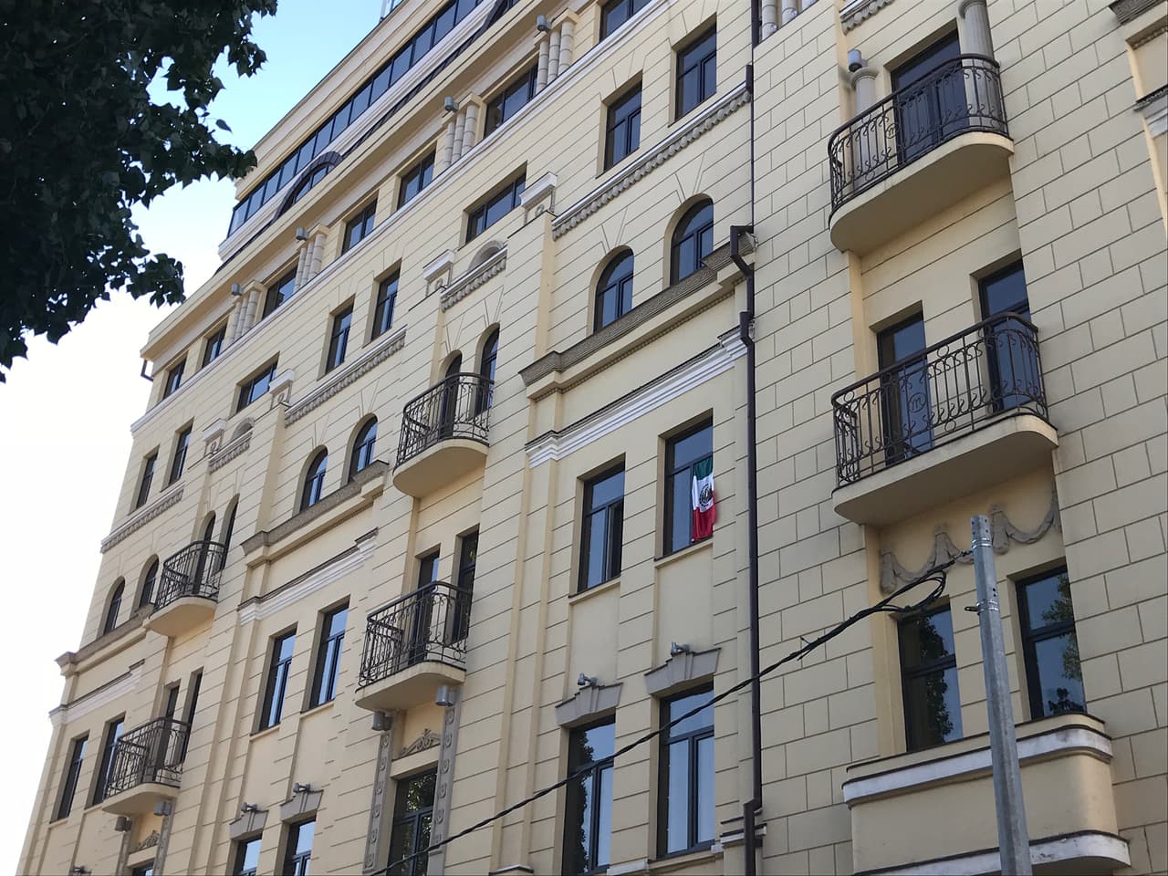 Una postal de arquitectura rusa en Rostov, y en medio, un lábaro patrio.