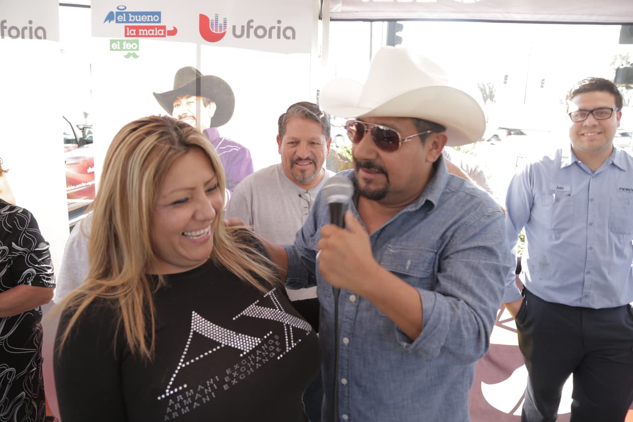 'El Bueno, La Mala y El Feo' entregando boletos en la ciudad de Carson.