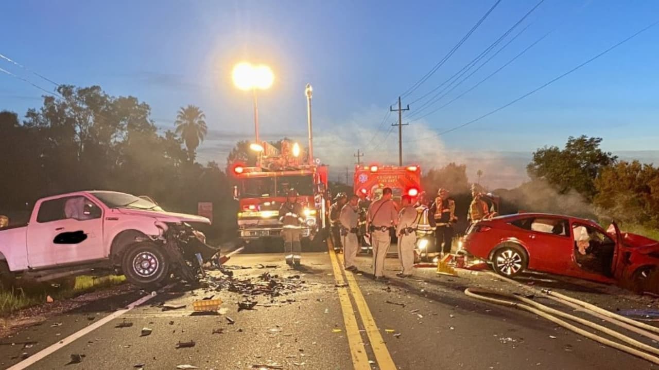 Un muerto en fuerte choque en Elk Grove: los carros se estrellaron de frente