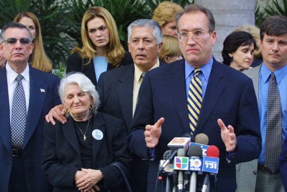 Eva Morales, madre del mártir Pablo, en el juicio. Gerardo Hernández, cabecilla de la red "Avispa", fue juzgado en el 2001 y condenado a cadena perpetua por colaborar en el derribo de las avionetas. Un juez federal de Miami concedió en 1997 a los familiares de tres de los pilotos una indemnización de 187 millones de dólares, tras determinar que fue un "asesinato a sangre fría", pero la familia de Morales no pudo presentar una demanda porque él no era ciudadano estadounidense.