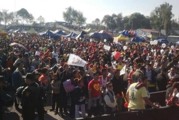 Desde tempranas horas cientos de seguidores abarrotaron las puertas del Estadio Azteca para disfrutar . Fotos: Twitter