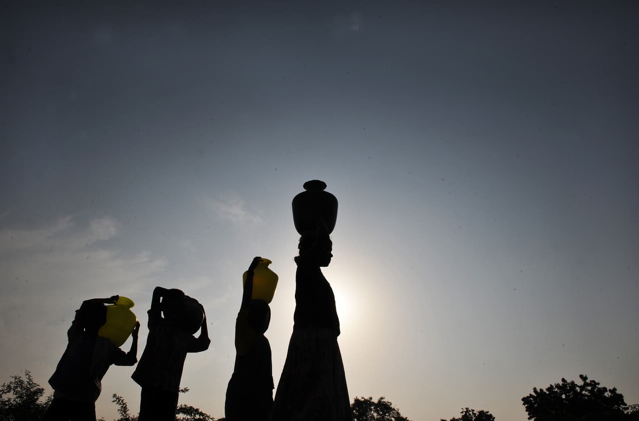 Unos 1,400 niños menores de cinco años mueren en el mundo a diario víctimas de enfermedades diarreicas relacionadas con la falta de acceso a agua potable, saneamiento adecuado e higiene. Estos son niños afectados por las inundaciones en Raichur, un pueblo ubicado a 680 kms de la ciudad sureña de Bangalore en India. DIBYANGSHU SARKAR/AFP/Getty Images