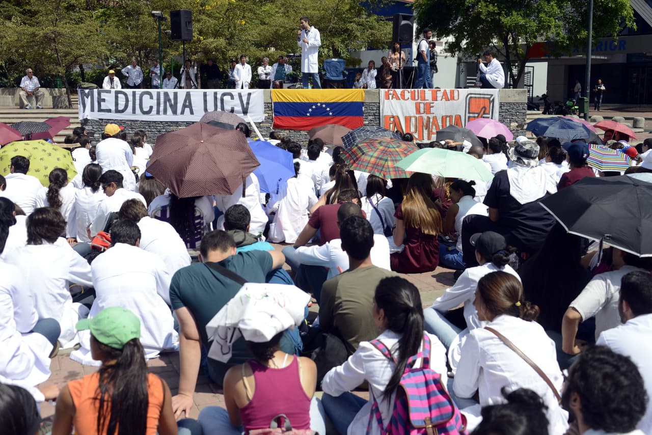 En marzo de 2014 la Universidad Central de Venezuela fue escenario de una concurrida manifestación organizada por estudiantes de medicina, quienes denunciaron problemas como la escasez de medicamentos.
