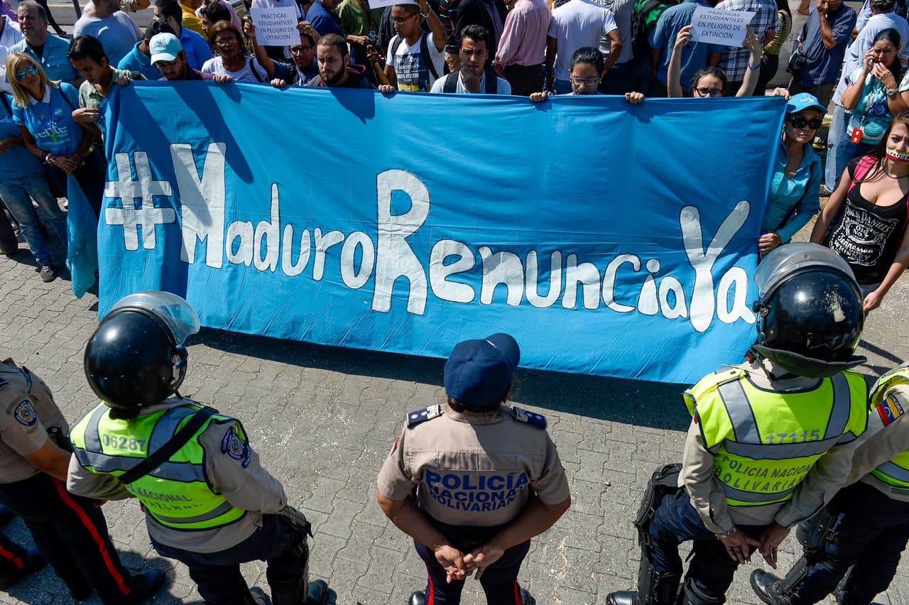 Los estudiantes de medicina también han salido a las calles para protestar, responsabilizando al gobierno venezolano.