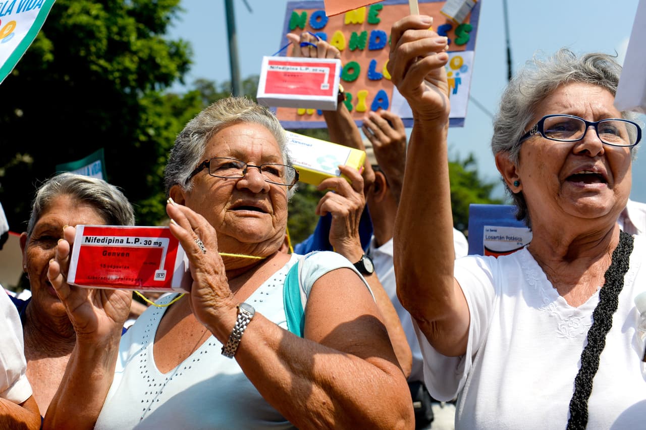 Desde 2012, Venezuela enfrenta una fuerte escasez de alimentos y medicinas. Según algunos analistas, la causa es una importante baja en la venta de divisas oficiales, hecho que generó la caída de más de 40% en las importaciones.