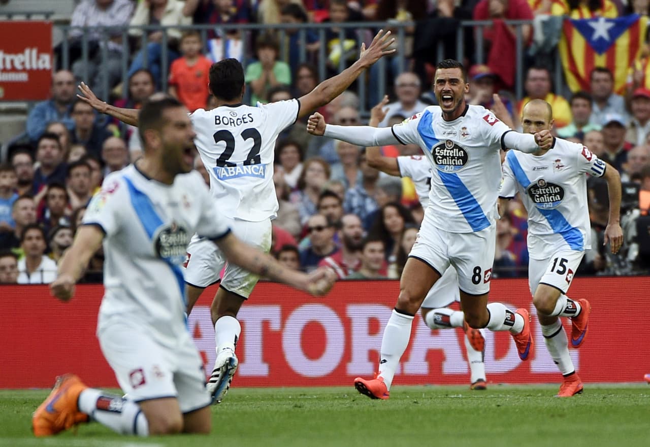 Barcelona 2 - Deportivo 2: El 'Depor' celebra la salvación en la fiesta del Barça y Xavi