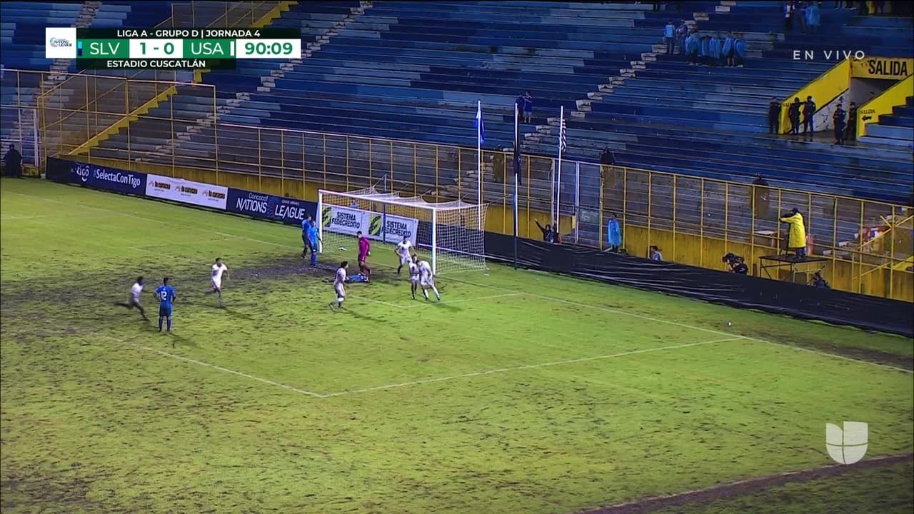 ¡TIRO ATAJADO! disparo por Weston McKennie.