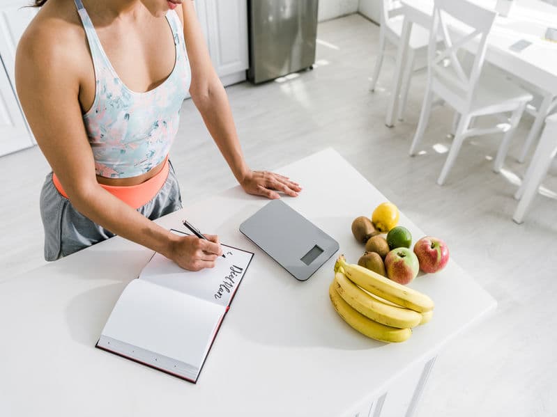 Preparar comida en casa no tiene porqué ser un fastidio, y menos si tienes una dieta que te ha recetado un nutriólogo. Cuando anotas tus alimentos y mides las porciones con estos instrumentos, será más fácil saber cuántas calorías o carbohidratos te aportarán sin anotar al tanteo.