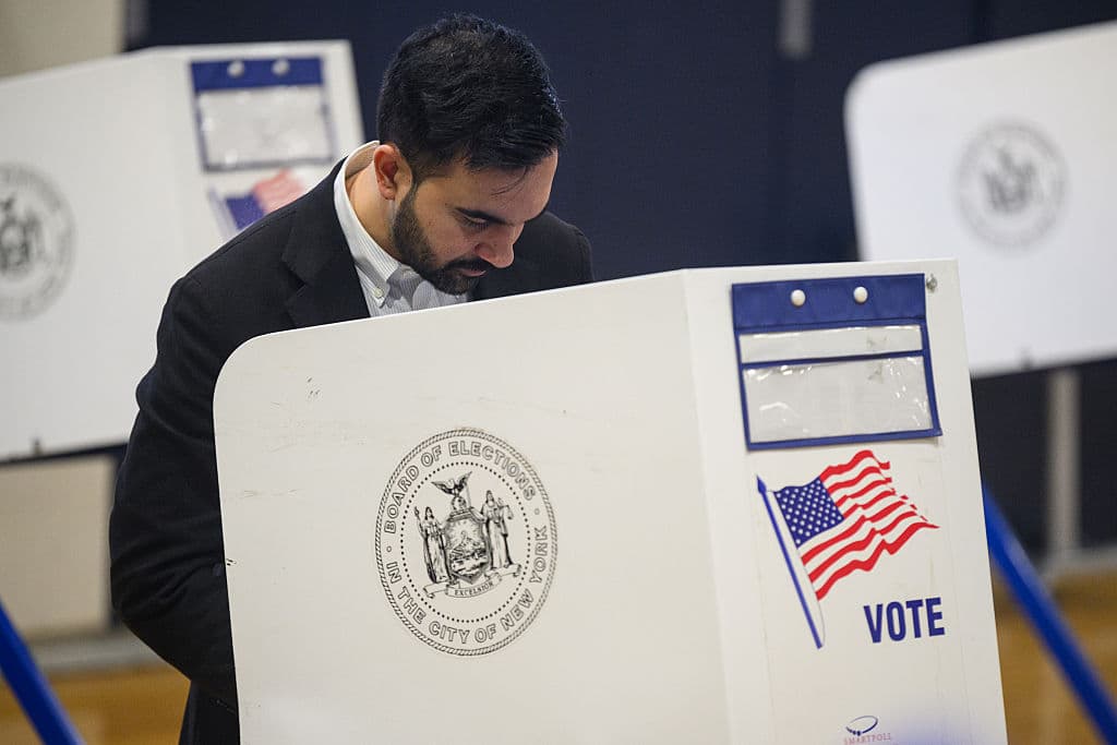 Las encuestas colocan al 
<b><a href="https://www.univision.com/noticias/politica/elecciones-alcaldia-nueva-york-cuomo-mamdani-y-silwa-acalorado-debate" target="_blank">demócrata-socialista Zohran Mamdani como el ganador</a></b> de la contienda. El inmigrante no es bien visto por el presidente de los Estados Unidos, Donald Trump.