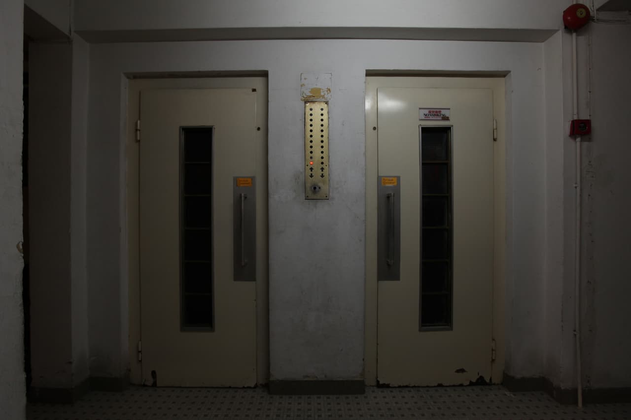 Un esqueleto humano es hallado dentro del ascensor de un hospital cerrado hace 24 años