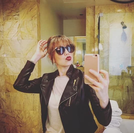 Le fascina dar besos y en sus redes sociales no para de compartirlos.