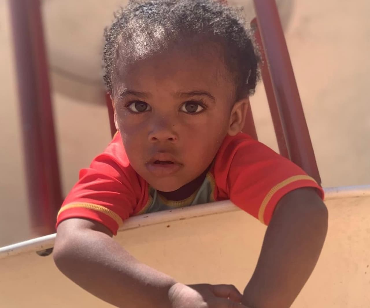 Un familiar que creyó que el niño estaba dentro de la camioneta lo arrolló en el estacionamiento.