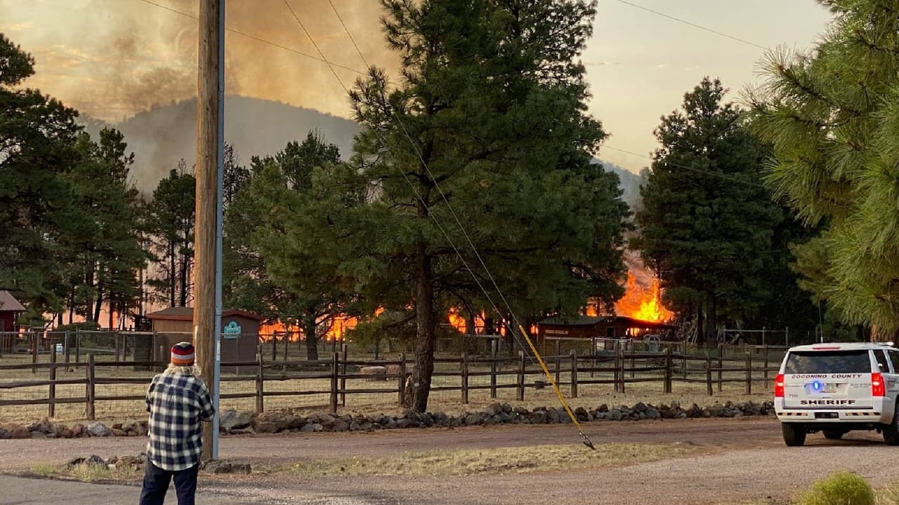 Un incendio que se desató en Doney Park, un vecindario cerca de Flagstaff, provocó evacuaciones de algunos residentes este martes por la mañana.
<br>