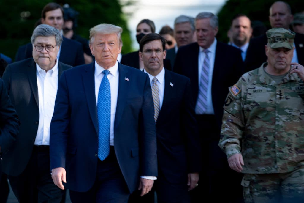 La foto lamentada: el general Milley (con uniforme de campaña) camina junto al presidente Trump a través de Lafayette Square el 1 de junio de 2020