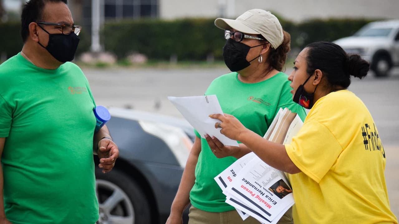 La familia está repartiendo 500 volantes al día y esperan entregar 2,500 este fin de semana en la zona donde desapareció.
