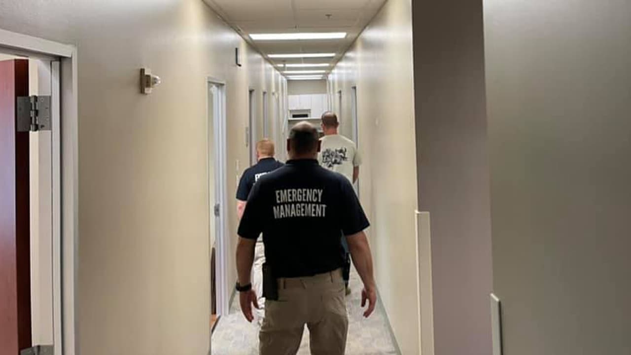 "Cualquier médico puede recetar 
<b><a href="https://www.univision.com/local/houston-kxln/en-que-consiste-el-tratamiento-monoclonal-contra-el-coronavirus-aca-te-contamos-todos-los-detalles-video">anticuerpos monoclonales</a></b> para el tratamiento temprano del 
<b><a href="https://www.univision.com/local/houston-kxln/nunca-pense-que-iba-a-mirar-a-mi-hija-tan-enferma-trasladan-a-bebe-de-11-meses-con-coronavirus-a-temple-por-falta-de-camas-en-houston-video">covid-19 </a></b>en pacientes que tienen problemas de salud y mayor riesgo de ser hospitalizados", agrega Keough.