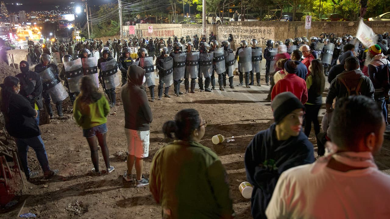 Arrecian las protestas en Honduras y se posterga hasta este sábado el anuncio del ganador de las presidenciales