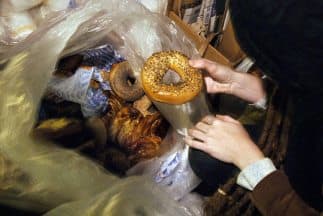 Los Ángeles lanza programa de reciclaje de alimentos descompuestos para mejora del medio ambiente