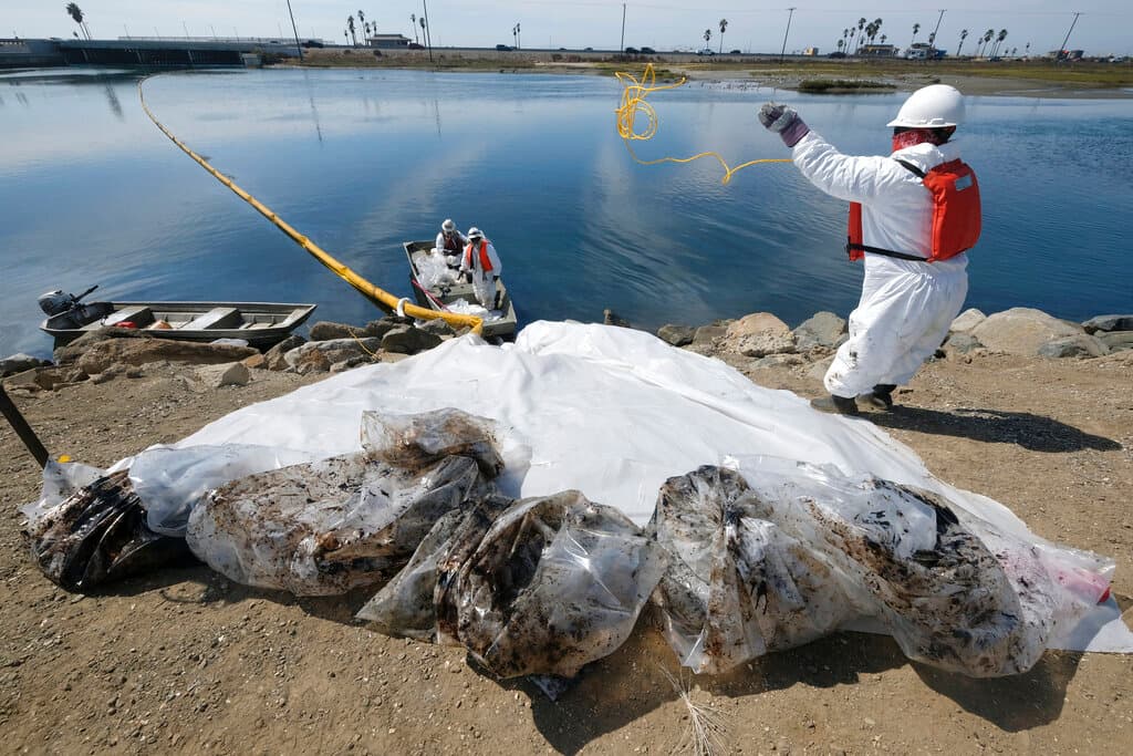 El domingo los contratistas también utilizaron bolsas de plástico para recoger el petróleo del agua. La Administración Nacional Oceánica y Atmosférica afirma que este tipo de trabajo práctico se utiliza a menudo en la respuesta de limpieza, reportó la AP. La agencia afirma que los equipos utilizarán palas y otras herramientas manuales para retirar el petróleo de la costa, técnicas de baja tecnología que se emplean cuando la maquinaria pesada no puede llegar a las zonas.