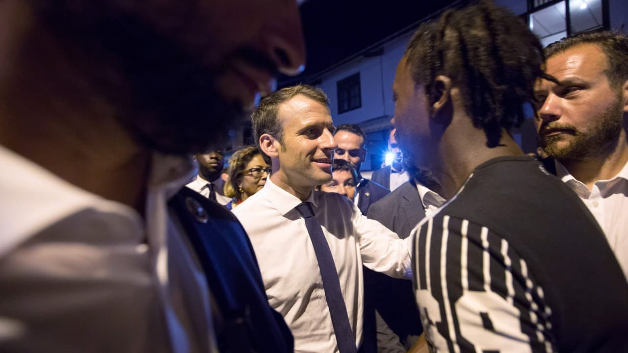 "Todavía tengo nariz", la respuesta de Macron cuando huele a unos jóvenes fumando marihuana