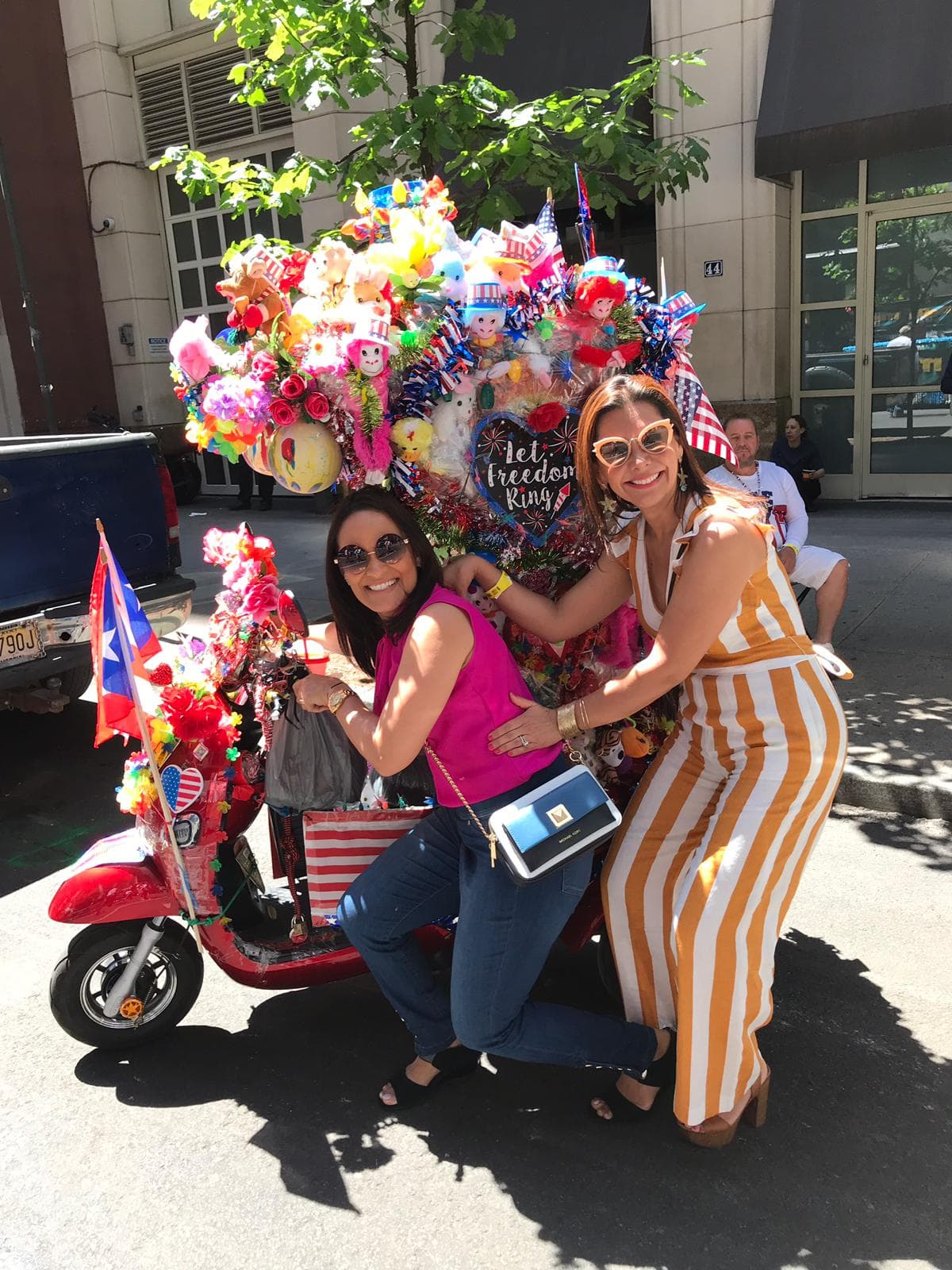 Las periodistas de Univision Noticias 41 Adriana Vargas y Esperanza Ceballos.