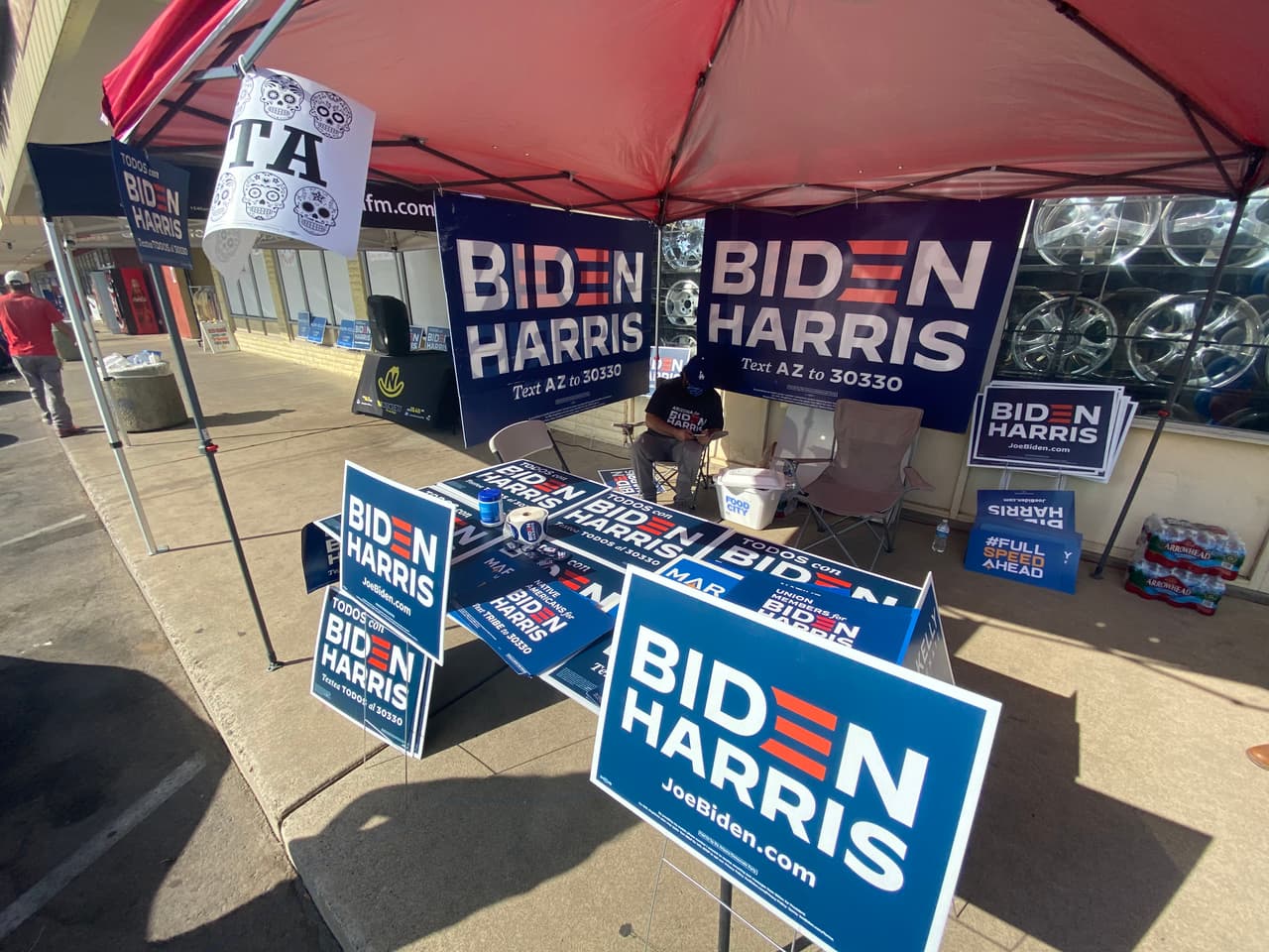 En esta llantera cerca de la avenida 51 y McDowell, votantes pueden recibir información del candidato presidencial Joe Biden. 
<br>