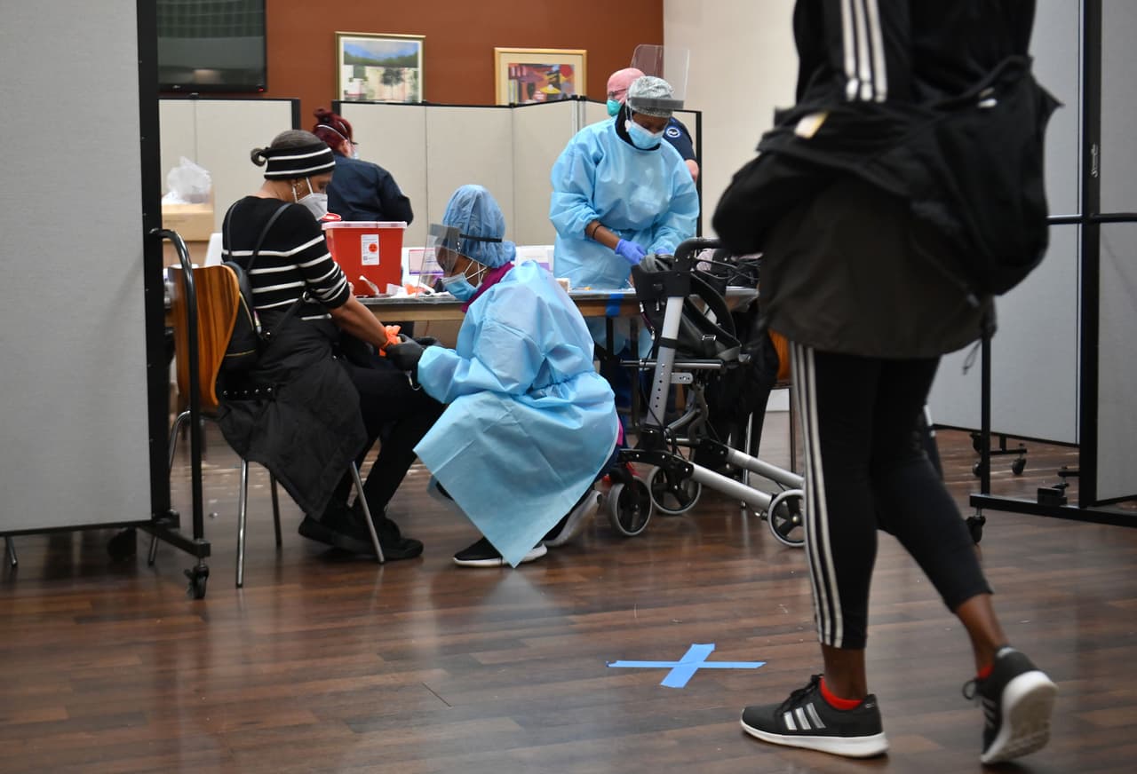 Los casos de coronavirus en Illinois superan los 110 mil a medida que el estado entra en la Fase 3 de reapertura