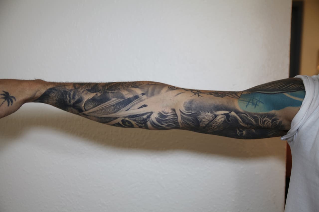 Así se ve el brazo derecho de Mike Bahía. En la parte de atrás se tatuó un número 27, que es 
<b><a href="https://www.univision.com/shows/mira-quien-baila/mike-bahia-el-guerrero">el día en que nació, el 27 de junio de 1987</a></b>.