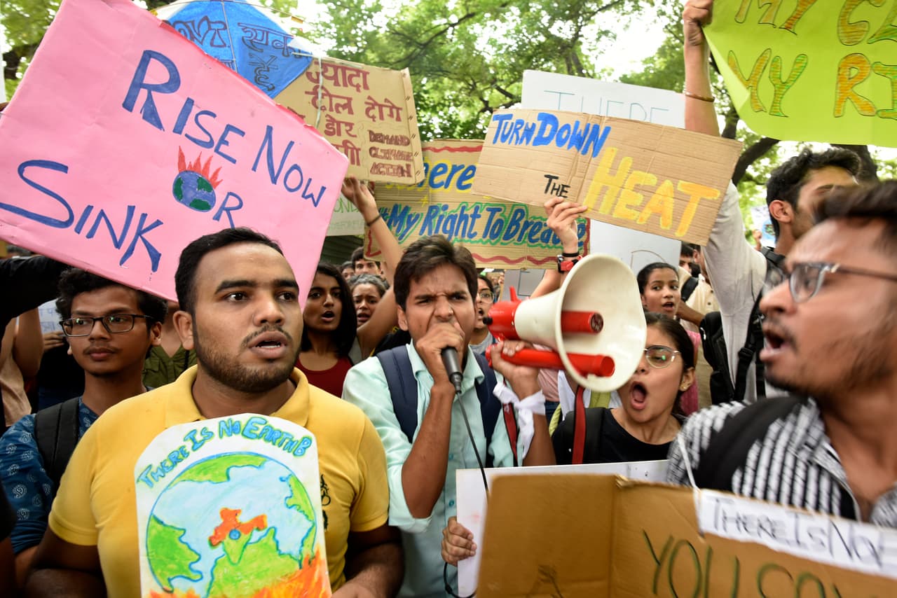 Varias ciudades de la India, Pakistán y Bangladesh se sumaron también a las protestas. En el centro de Nueva Delhi, India (en la fotografía), miles de personas salieron a la calle con pancartas con lemas como "sé parte de la solución, no de la polución".