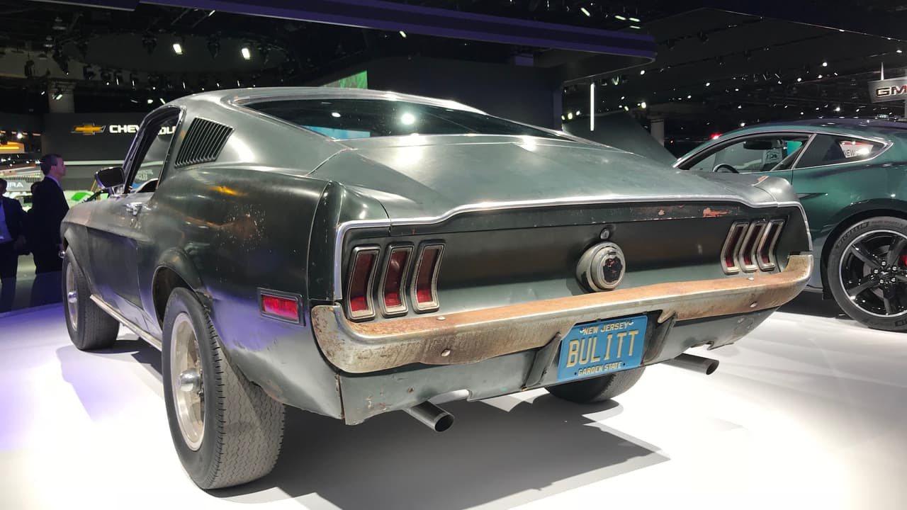 El papel del Mustang de Frank Bullitt fue interpretado por dos vehículos. Uno de ellos, el 
<b>auto héroe</b> y el único conducido por McQueen en la película fue vendido por Warner Brothers y su paradero fue desconocido por muchos años. El otro, conducido por los dobles y utilizado en las famosas escenas de saltos en las empinadas calles de San Francisco, fue declarado inservible y entregado a un junkyard en Baja California.